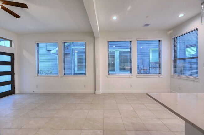 Building Photo - 1535 Crystal Stream Dr