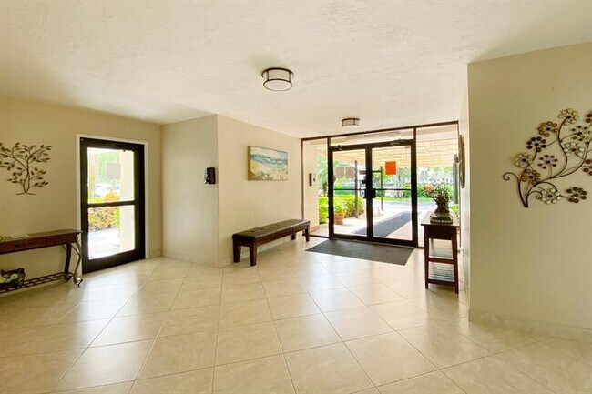 Building Photo - 3051 S Palm Aire Dr