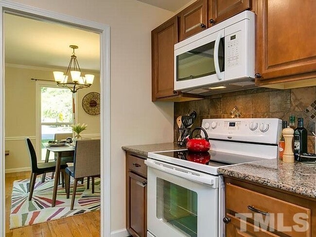 Building Photo - Gorgeous 3 Bedroom Home, Hardwood Floors, ...