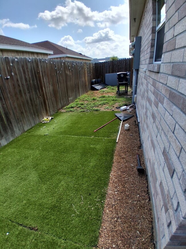 Building Photo - "Charming 2-Bed, 2-Bath Gem in Alton, TX - Cozy Living at 904 West Kohala!"