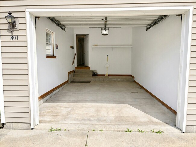 Building Photo - 801 S 15th St