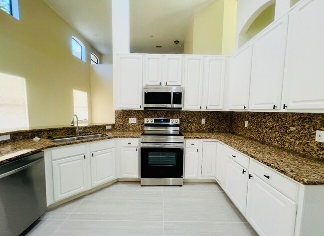 Building Photo - 5/4 HEATHROW POOL HOME!