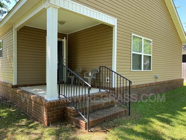 Building Photo - 214 Winterberry Way