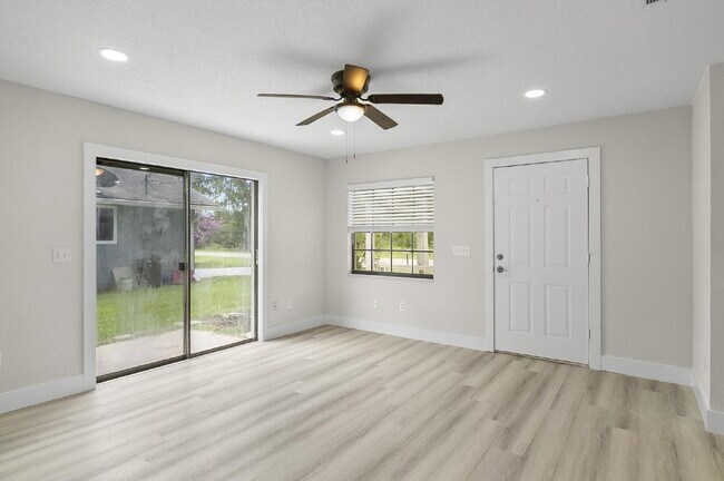 Building Photo - "Chic & Cozy 2-Bed Retreat with Granite Touches in Palm Coast!"