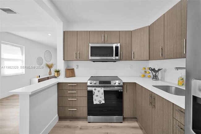 Building Photo - 6540 SW 4th St