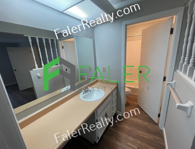 Building Photo - 2 bedroom, 1.5 bath apartment available now!