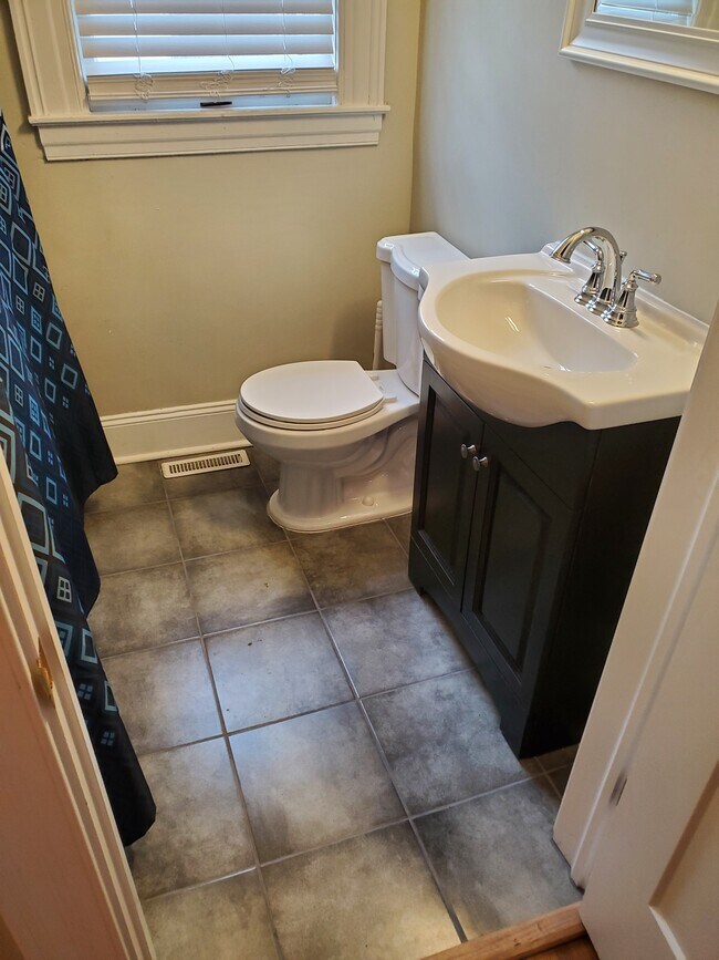 Building Photo - 2100 Sherwood St