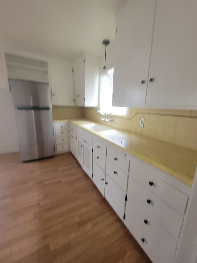 Building Photo - Charming and full of character, this vinta...