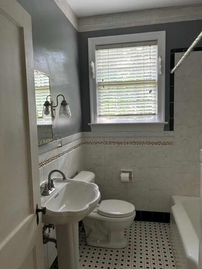 Building Photo - Beautiful Spacious Updated Home In Belhave...