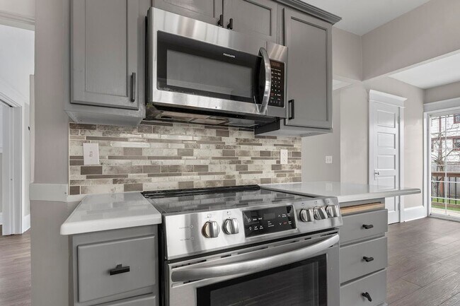 Building Photo - Stunning Craftsmen Beauty 3/1.5  bath 2000 sf! -ALBERTA/CONCORDIA