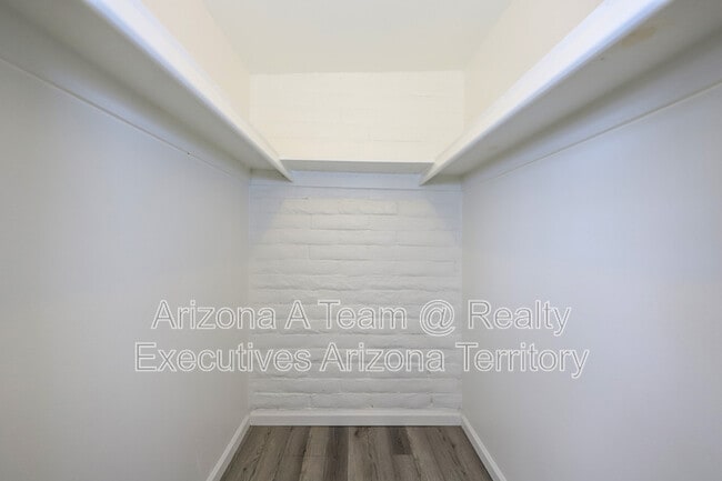 Building Photo - 4014 E Fairmount St