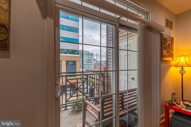 Building Photo - 200 W Elm St