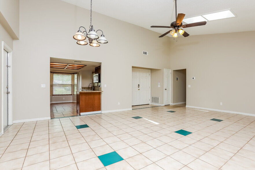 Building Photo - 8612 Villa Nova St