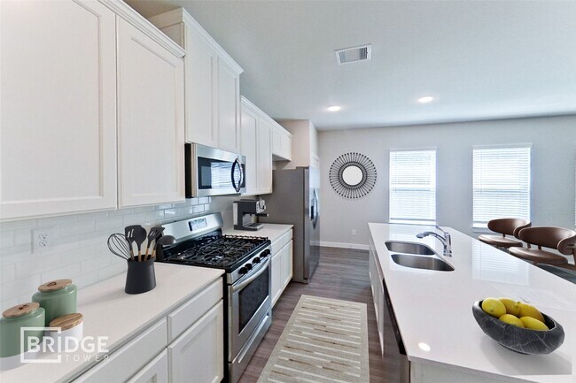 Building Photo - 305 Huisache St