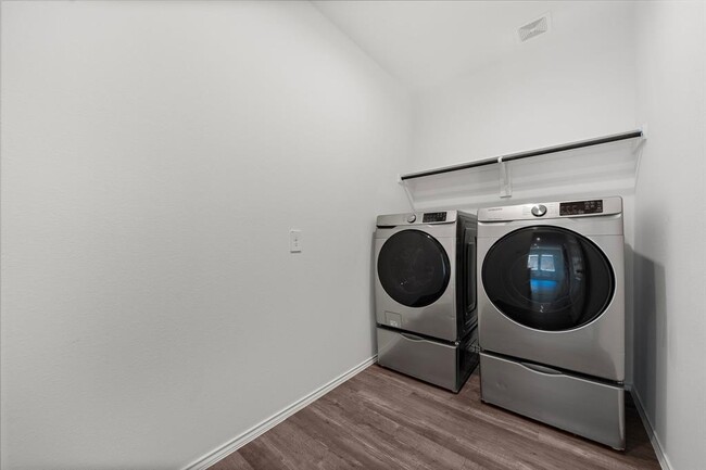 Building Photo - 807 Brazos Trl