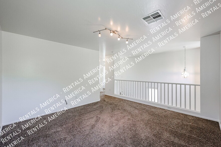Building Photo - 1491 S Swallow Ln