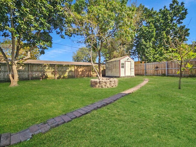 Building Photo - 315 NE 165th St