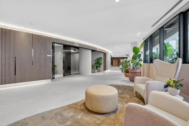 Building Photo - 700 NE 24th St