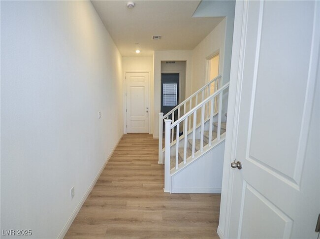 Building Photo - 552 Parkwind Ln