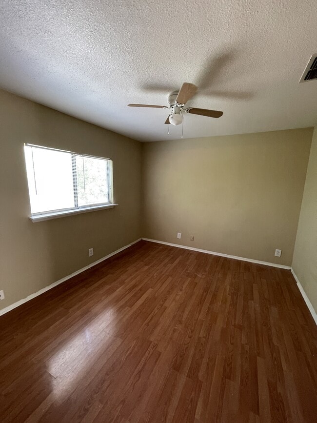 Building Photo - 9931 Village Briar