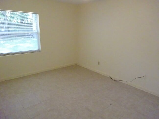 Building Photo - Great Home Close Campus - Sublease