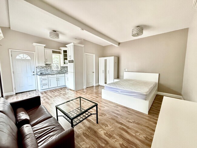 Building Photo - 1535 Livonia Ave