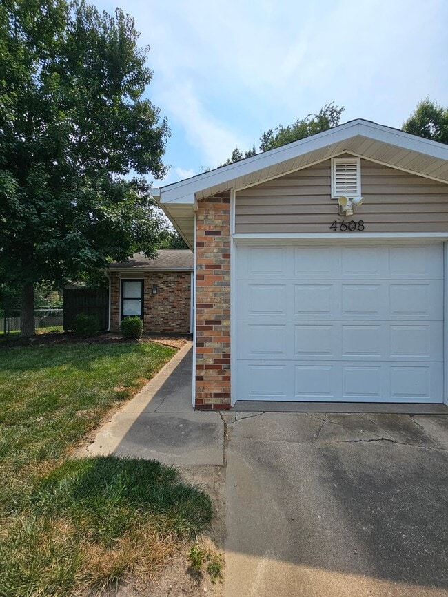 Building Photo - 4608 W Knox Dr