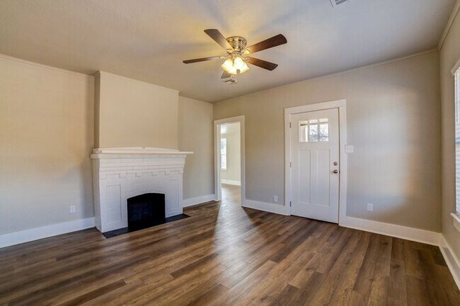 Building Photo - Dreamy Craftsman 3/2 Expertly Remolded