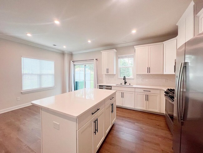 Building Photo - 44 Connaught Ct