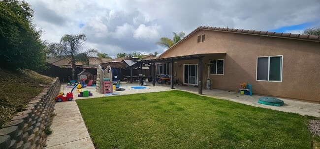 Building Photo - Beautiful Single Story Home - Professional Landscaper included