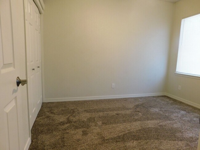 Building Photo - Quiet Neighborhood!