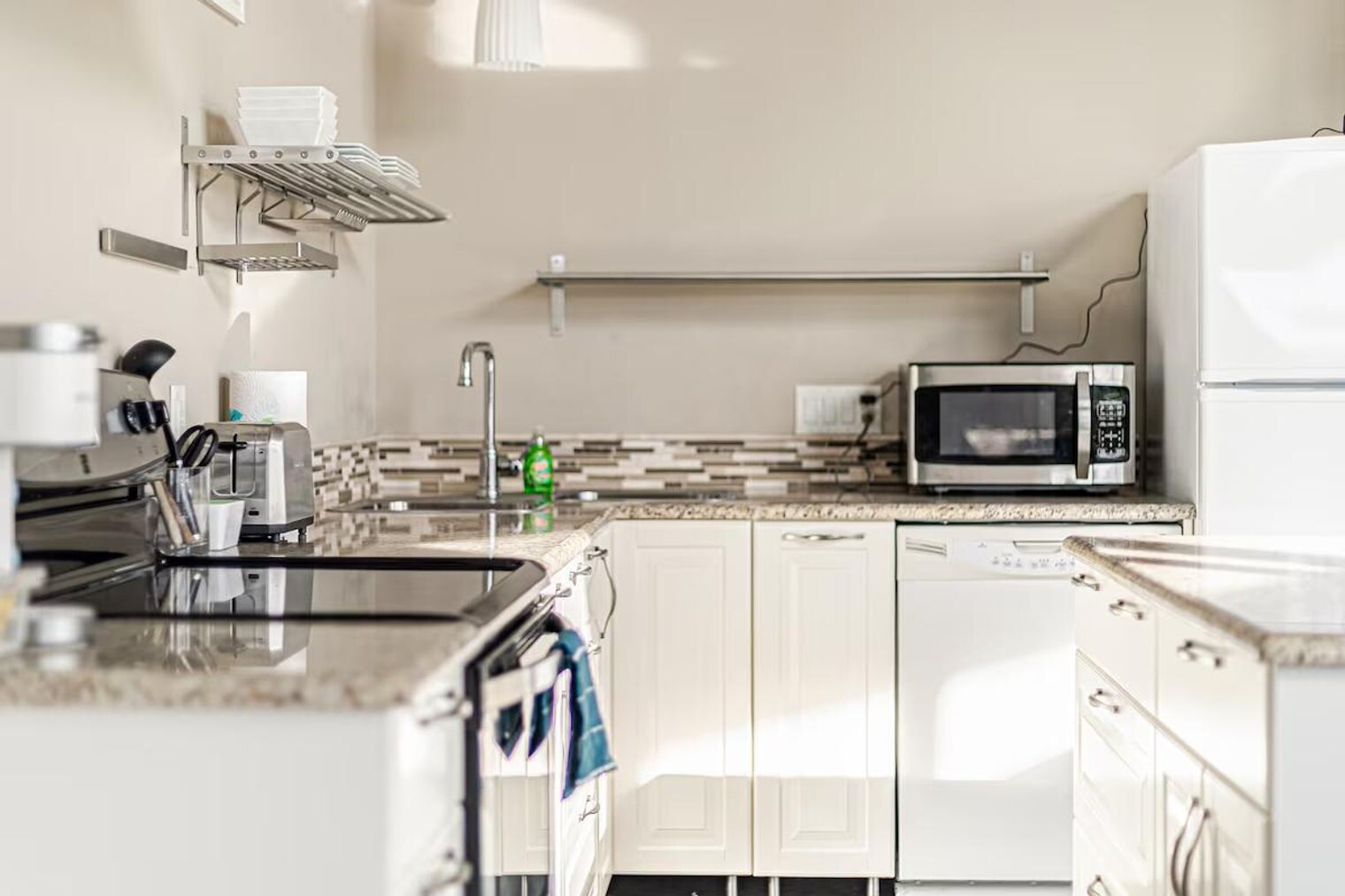 Building Photo - 805 The High Rd