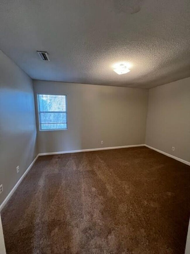 Building Photo - 2 Bedroom/1 Bath Apartment located in Hahi...