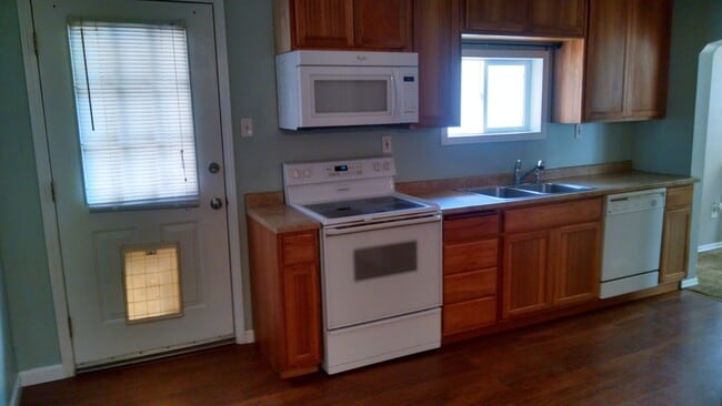 Building Photo - Refurbished Midtown Home