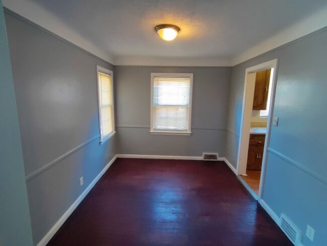 Building Photo - 3 bedroom 1 bath bungalow now available! -...