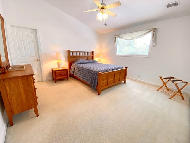 Building Photo - FULLY-FURNISHED GORGEOUS TOWNHOME!