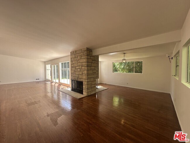 Building Photo - 1555 San Ysidro Dr