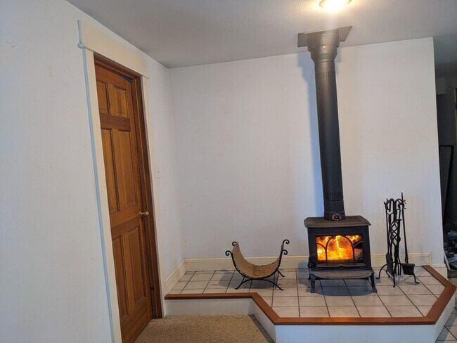 Building Photo - Roomy 3 Bed, 2 Bath