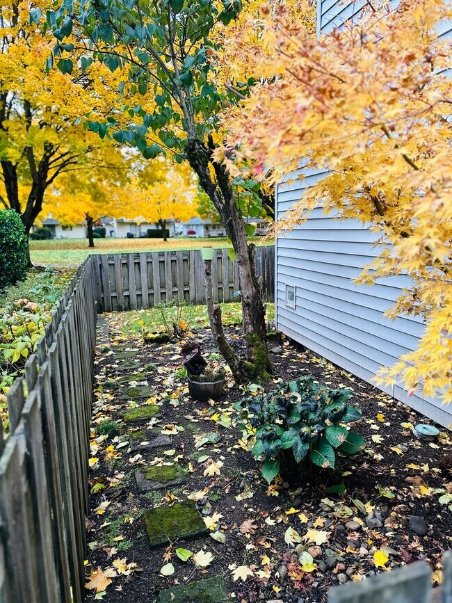 Building Photo - Charming Updated & Spacious Condo in a Pea...