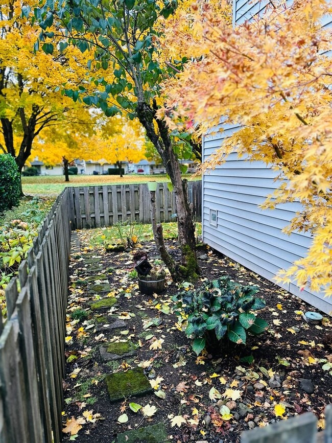 Building Photo - Charming Updated & Spacious Condo in a Peaceful Setting