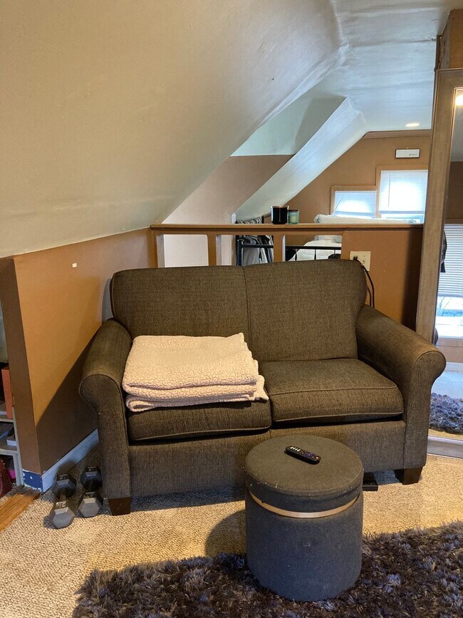 Building Photo - 3+ Bedroom / 2 Bath Single Family Home Ava...