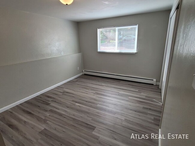 Building Photo - Spacious 2-Bedroom, 1-Bath Home in Central...