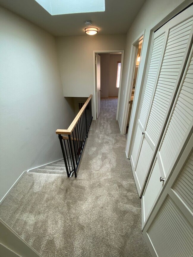 Building Photo - $4900-  Mountain View Townhouse-2 bedroom 2.5 bath.