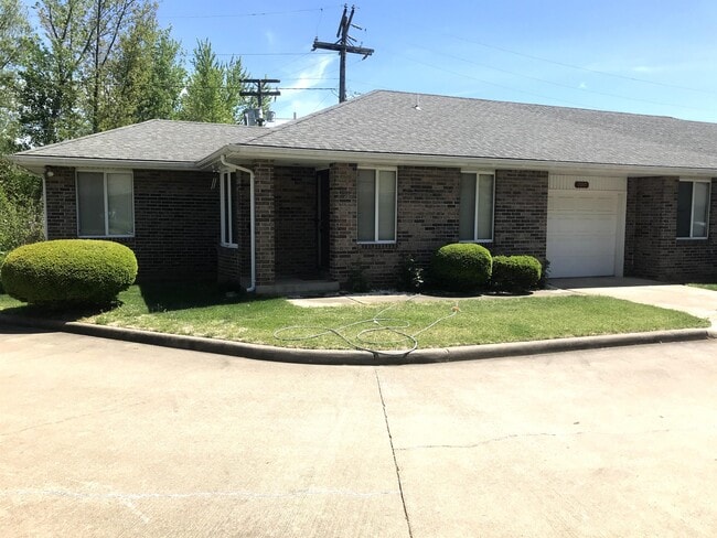 Primary Photo - 2057 S Kentwood Ave