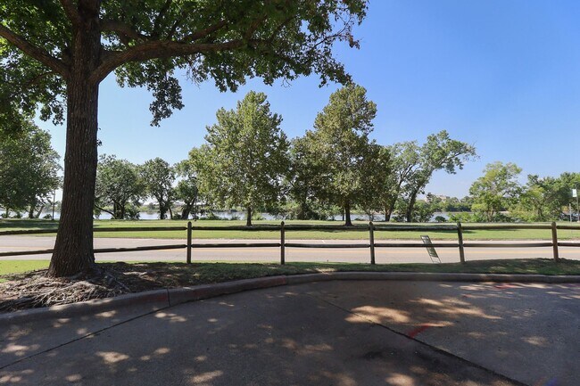 Building Photo - $1,655 / 2 Bed / 2 Bath / 1,150 sqft REMOD...