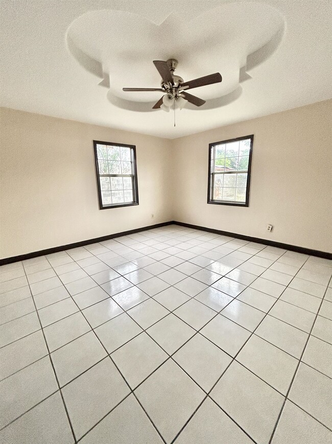 Building Photo - 1740 Gladiola Ln