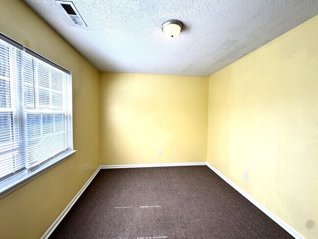 Building Photo - 2BR/2.5 Bath Townhome Minutes to Camp Lejuene