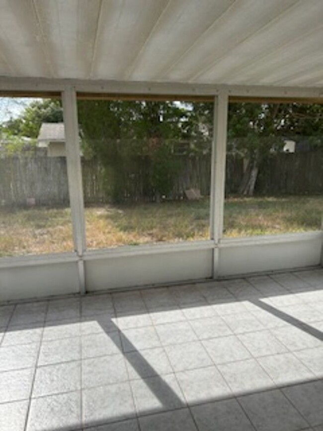 Building Photo - Spacious 2/1 in a great neighborhood locat...