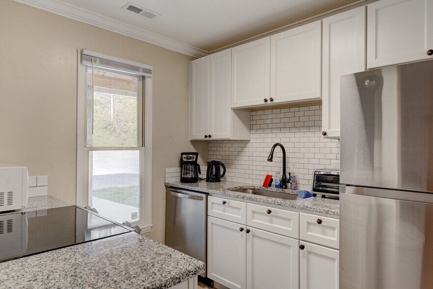 Building Photo - 2225 Summit St