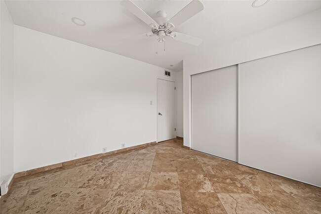 Building Photo - 3303 W Greenridge Dr